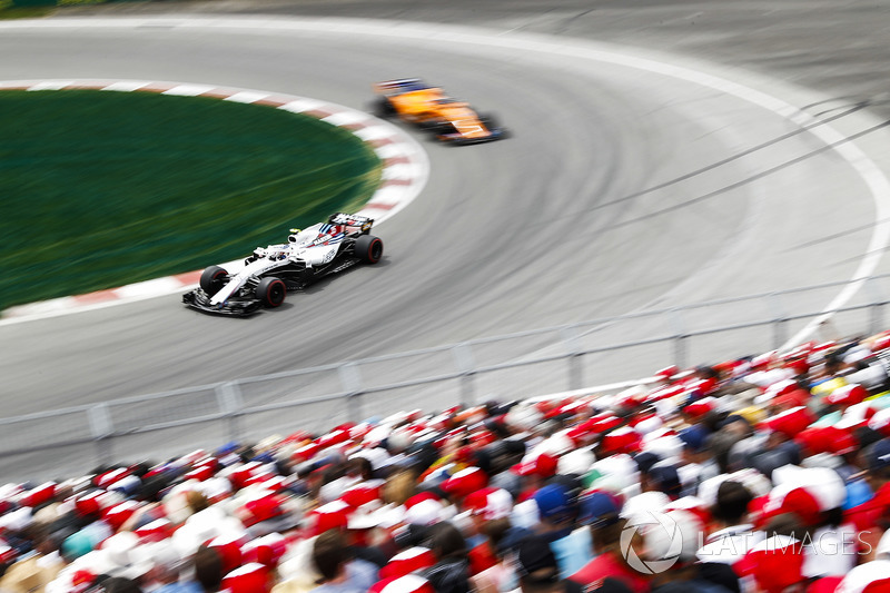 Sergey Sirotkin, Williams FW41, por delante de Fernando Alonso, McLaren MCL33
