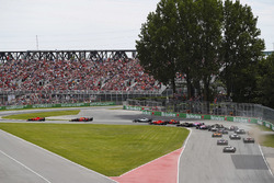 Sebastian Vettel, Ferrari SF71H, voor Valtteri Bottas, Mercedes AMG F1 W09, Max Verstappen, Red Bull Racing RB14, Lewis Hamilton, Mercedes AMG F1 W09, Sebastian Vettel, Ferrari SF71H, Max Verstappen, Red Bull Racing RB14 en Nico Hulkenberg, Renault Sport F1 Team R.S. 18. bij de start