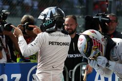 Nico Rosberg, de Mercedes AMG F1 celebra en parc ferme con su compañero de equipo colocado tercero L