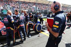 Adrian Newey, Red Bull Racing director técnico mira el Scuderia Toro Rosso STR11 de Max Verstappen, 