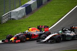 Daniel Ricciardo, Red Bull Racing RB12 et Nico Hülkenberg, Sahara Force India F1 VJM09