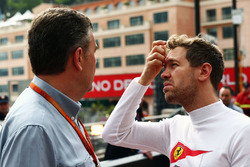 Mario Isola, Pirelli Racing Manager met Sebastian Vettel, Ferrari