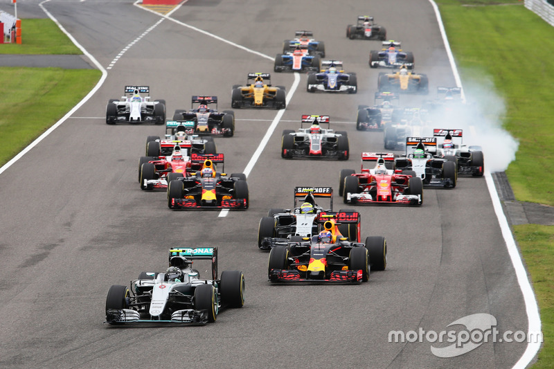 8. Ніко Росберг, Mercedes AMG F1 W07 Hybrid, лідирує на старті гонки