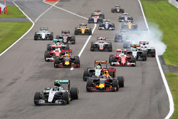 Ніко Росберг, Mercedes AMG F1 W07 Hybrid лідирує на старті гонки