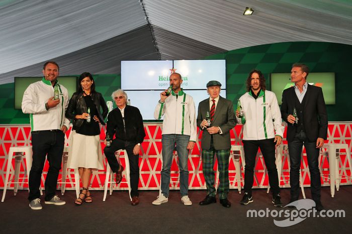 Scott Quinnell, jugador de Rugby; Stephanie Sigman, actriz; Bernie Ecclestone, jefe Global de Heineken de la marca; Jackie Stewart, ex jugador de fútbol, en el anuncio de patrocinio de Heineken