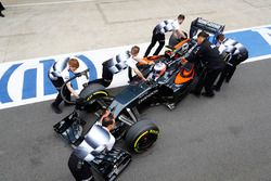 Jenson Button, McLaren MP4-31 en pits