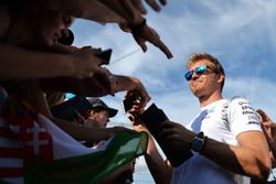 Nico Rosberg, Mercedes AMG F1 firma de autógrafos para los fans