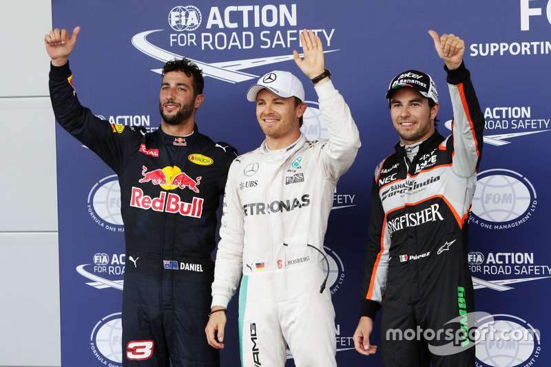 Los tres primeros de la calificación: Daniel Ricciardo, Red Bull Racing RB12, tercero; Nico Rosberg, Mercedes AMG F1, pole position; Sergio Perez, Sahara Force India F1, segundo