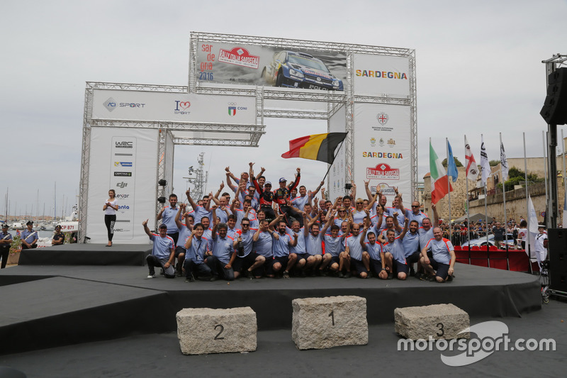 Ganadores Thierry Neuville, Nicolas Gilsoul, Hyundai i20 WRC, Hyundai Motorsport con el equipo