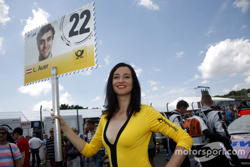 La grid girl di Lucas Auer, Mercedes-AMG Team Mücke, Mercedes-AMG C63 DTM