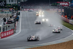 After 50 minutes, the actual start: #2 Porsche Team Porsche 919 Hybrid: Romain Dumas, Neel Jani, Mar