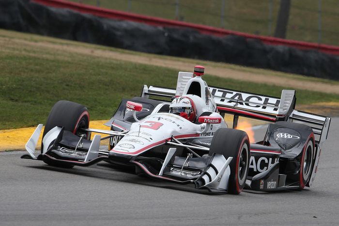 Helio Castroneves se envolveu em acidente com Scott Dixon e escapou da pista depois. O brasileiro terminou em 15°.