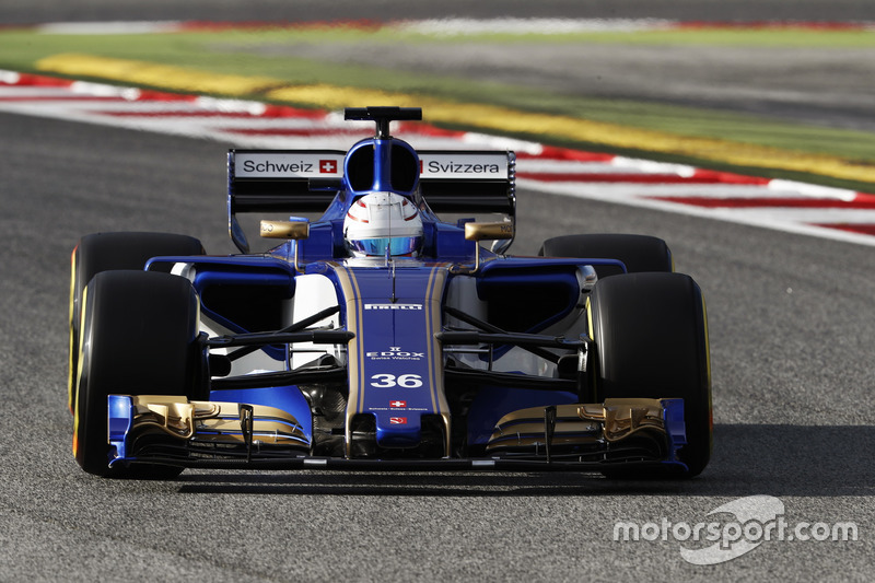 В прошлом году Sauber работала на тестах в невыразительной сине-белой ливрее, а травмированного Паскаля Верляйна заменял Антонио Джовинацци, которого прочили в основной состав...