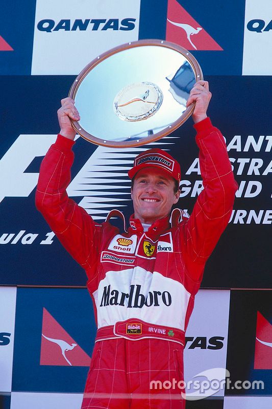 Podio: ganador Eddie Irvine, Ferrari celebra
