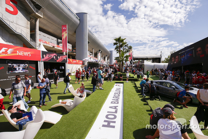 Aficionados en la fan zone