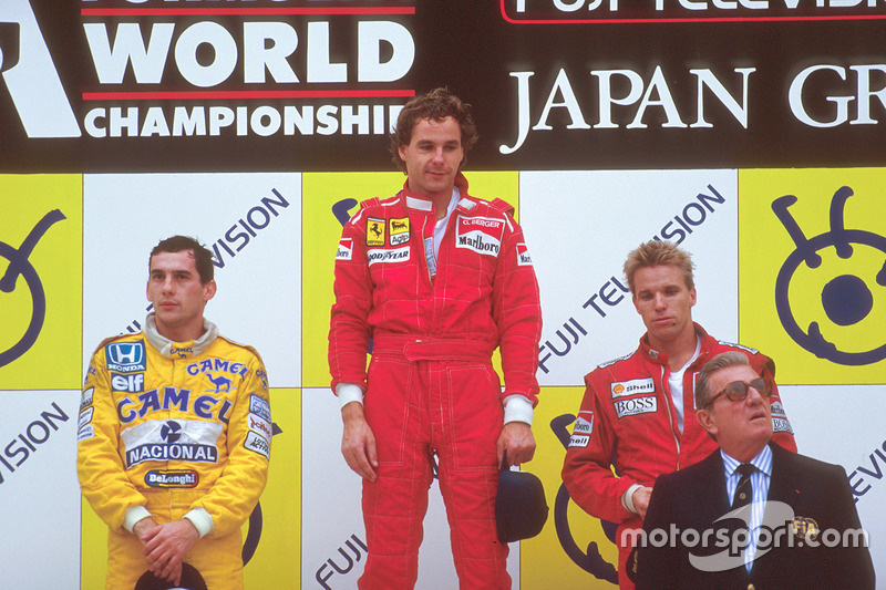 Podium: racewinnaar Gerhard Berger, Ferrari, tweede plaats Ayrton Senna, Team Lotus, derde plaats St