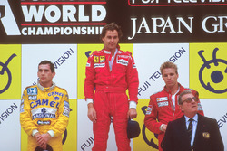 Podio: ganador de la carrera Gerhard Berger, Ferrari, segundo lugar Ayrton Senna, Team Lotus, tercer lugar Stefan Johansson, McLaren, con Jean-Marie Balestre, presidente de la FIA