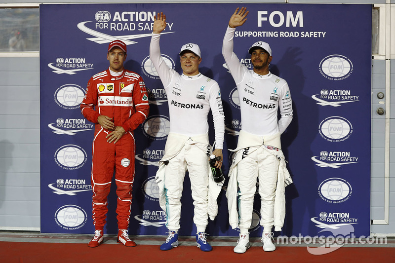 Ganador de la pole Valtteri Bottas, Mercedes AMG, segundo Lewis Hamilton, Mercedes AMG, y tercero Se