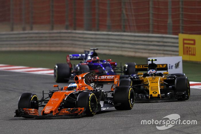 Fernando Alonso, McLaren MCL32, leads Jolyon Palmer, Renault Sport F1 Team RS17, and Daniil Kvyat, Scuderia Toro Rosso STR12