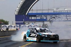 Ganador de la carrera Rubén Rovelo, HO Speed Racing celebra  su triunfo haciendo donas