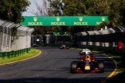 Max Verstappen, Red Bull Racing RB13, leads Felipe Massa, Williams FW40