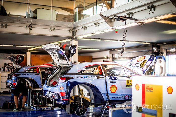 El coche de Thierry Neuville, Nicolas Gilsoul, Hyundai i20 WRC, Hyundai Motorsport y Dani Sordo, Marc Marti, Hyundai i20 WRC, Hyundai Motorsport