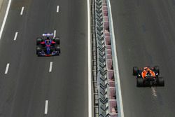 Carlos Sainz Jr., Scuderia Toro Rosso STR12, Fernando Alonso, McLaren MCL32