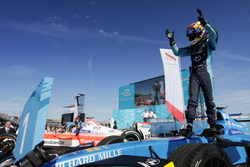 Sébastien Buemi, Renault e.Dams, fête sa victoire dans le parc fermé