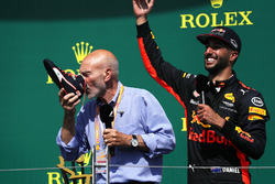 Patrick Stewart, podyumda Daniel Ricciardo, Red Bull Racing'in botundan şampanya içiyor