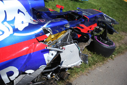 Wreckage of the car of Carlos Sainz Jr., Scuderia Toro Rosso STR12, after his collision, Felipe Massa, Williams FW40, on the opening lap