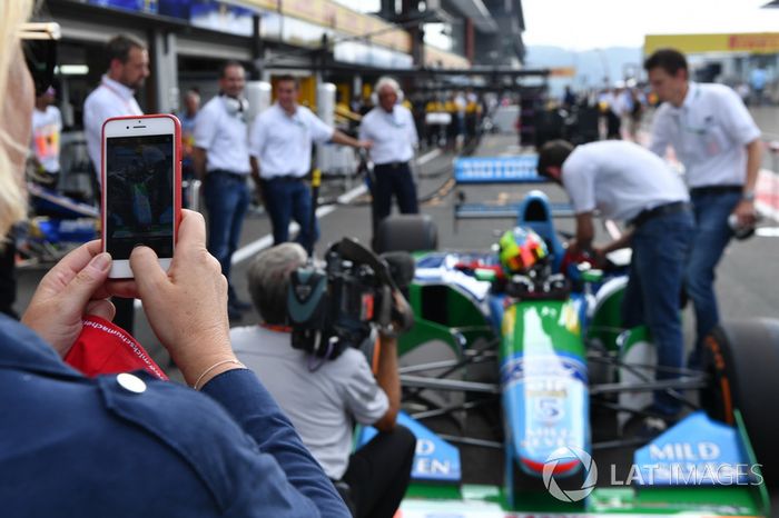 Sabine Kehm, se toma una foto con Mick Schumacher, Benetton B194