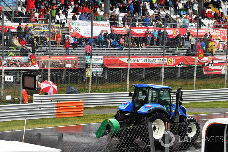 Tractor dries the track İtalya GP Formula 1 Fotoğrafları