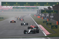 Старт: Лььюіс Хемілтон, Mercedes AMG F1 W08, лідирує