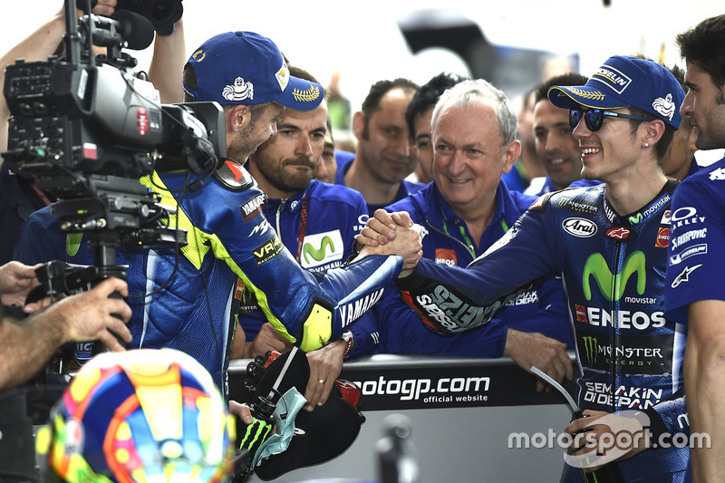 Valentino Rossi félicite Maverick Viñales, Yamaha Factory Racing, sous l’œil de Ramon Forcada