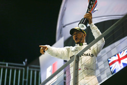 Podium: racewinnaar Lewis Hamilton, Mercedes AMG F1
