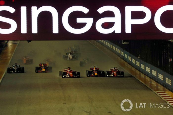 Choque de Sebastian Vettel, Ferrari SF70H,  Kimi Raikkonen, Ferrari SF70H y Max Verstappen, Red Bull Racing RB13 en la arrancada