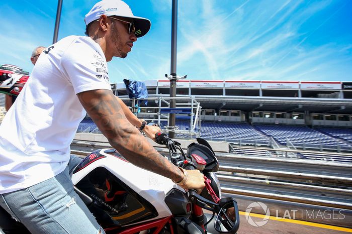 Lewis Hamilton, Mercedes AMG F1, en su moto