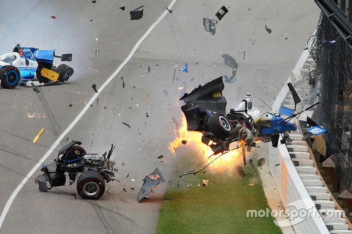 Crash: Scott Dixon, Chip Ganassi Racing, Honda; Jay Howard, Schmidt Peterson Motorsports, Honda