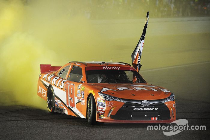 Ganador de la carrera y Campeón 2016 Daniel Suárez, Joe Gibbs Racing Toyota