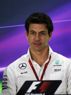 Toto Wolff, Mercedes AMG F1 accionista y Director Ejecutivo en la Conferencia de prensa FIA