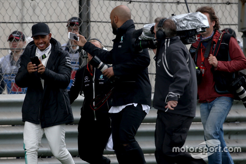 Lewis Hamilton, Mercedes AMG, turun ke trek untuk menghibur fans
