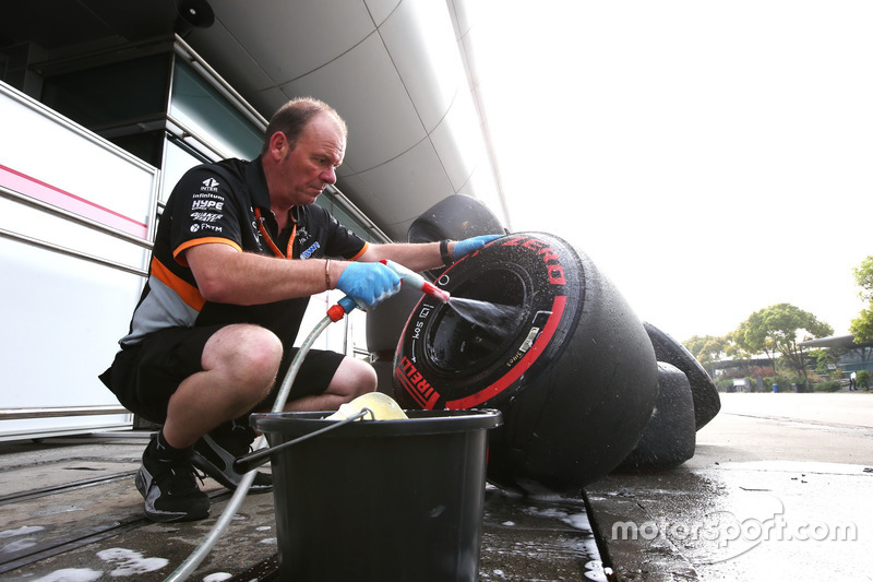 Механік Force India миє колеса