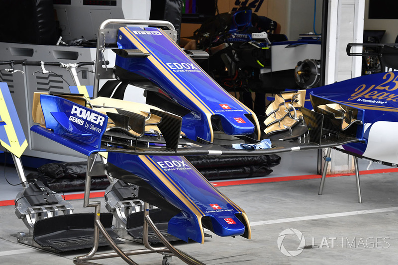 Sauber C36 nose and front wings