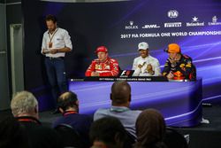Kimi Raikkonen, Ferrari, Lewis Hamilton, Mercedes AMG F1 y Max Verstappen, Red Bull Racing  en la co