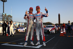 Heikki Kovalainen, Kohei Hirate célèbrent leur titre en Super GT