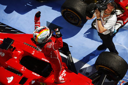 Sebastian Vettel, Ferrari, viert zijn overwinning in parc ferme