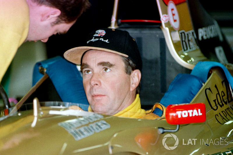 Nigel Mansell dans le cockpit de la Jordan Peugeot