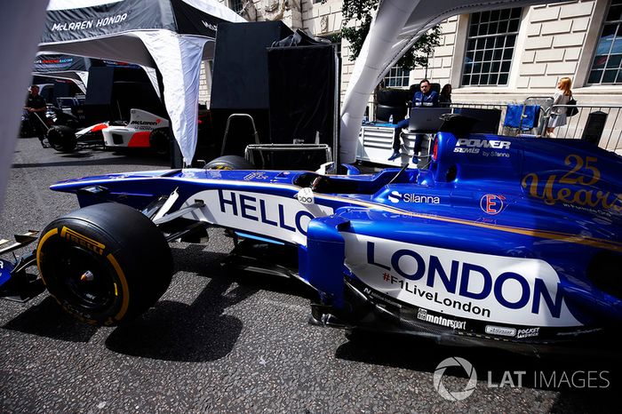 El Sauber Formula 1 team muestra un mensaje de 