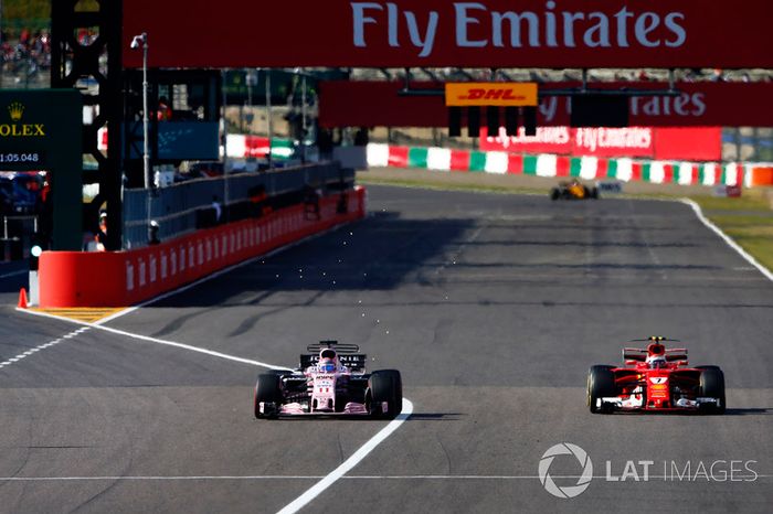 Kimi Raikkonen, Ferrari SF70H y Sergio Pérez, Sahara Force India F1 VJM10