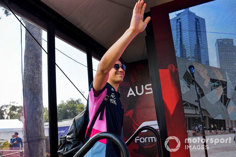 Lance Stroll, Racing Point, saluta i tifosi